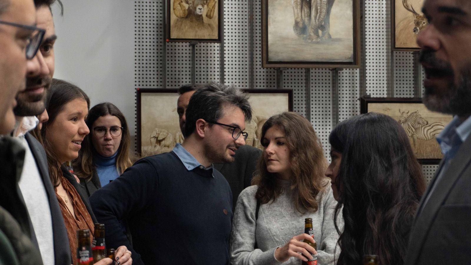 En imágenes, la pintora Inma Campos muestra su lado más "salvaje" en el centro de Córdoba