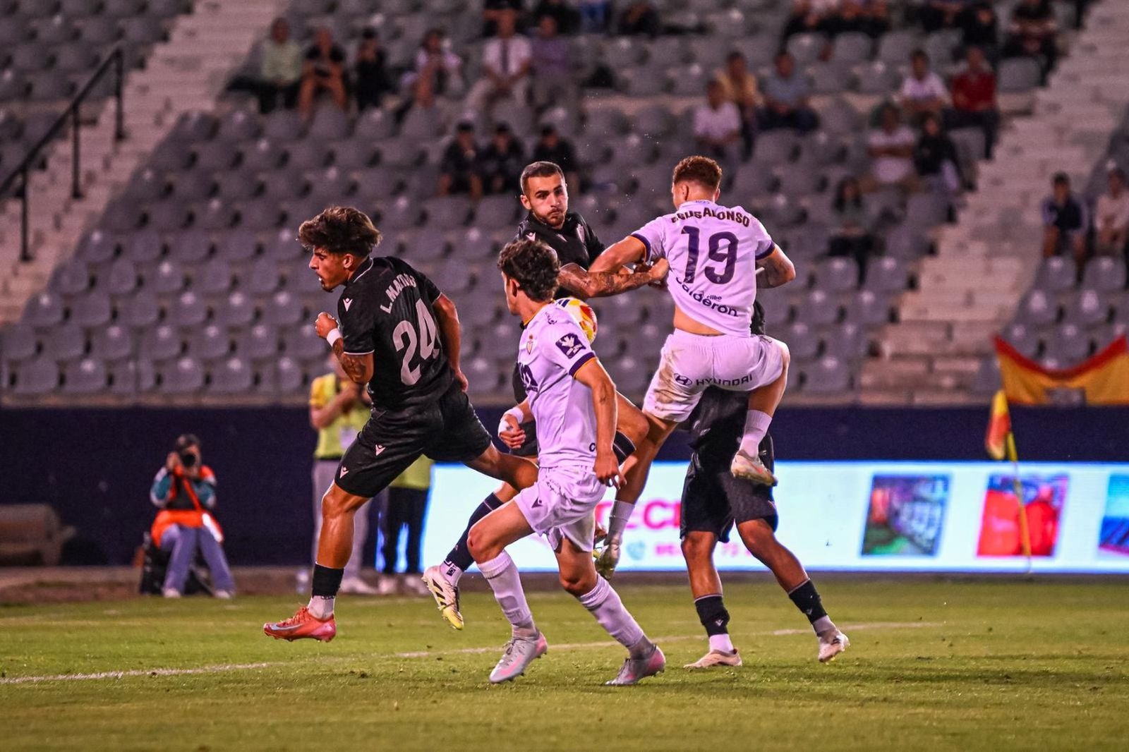 Josema y Luis Martins disputan un balón aéreo durante una acción del encuentro de la primera vuelta.