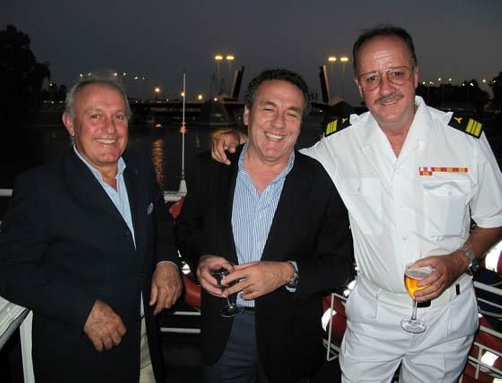 Antonio y Paco Solís, del grupo musical Caminantes, con Fernando Camacho, subdirector del Torre del Oro.

Foto: Victoria Ramírez