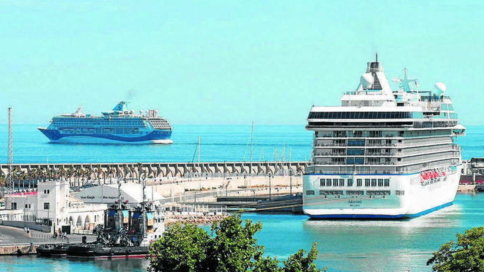 Vista de dos cruceros llegados al puerto de Málaga.