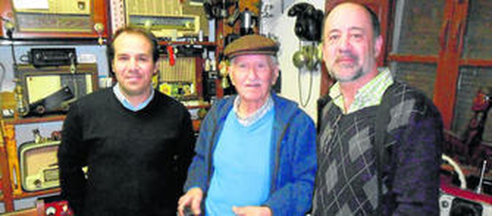 Pedro García, izquierda, y Diego León, derecha, flanquean a Anselmo Franco, antiguo electricista de Aznalcázar y una de las fuentes orales más importantes de la investigación.