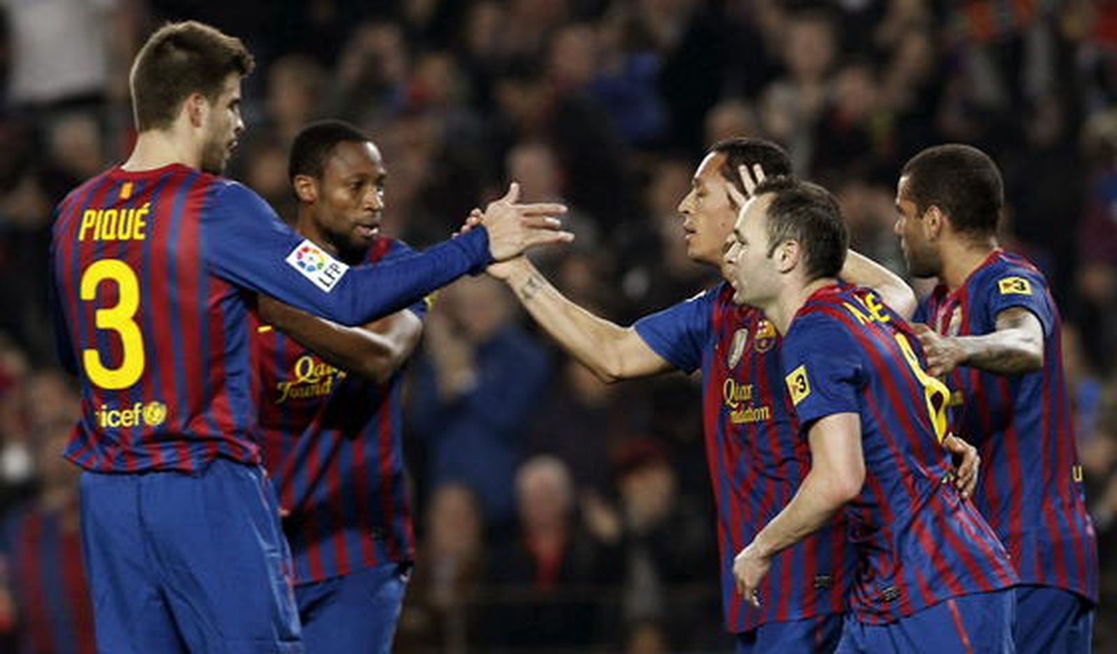 El Barcelona sufre para ganar con diez al Sporting de Gijón. / EFE