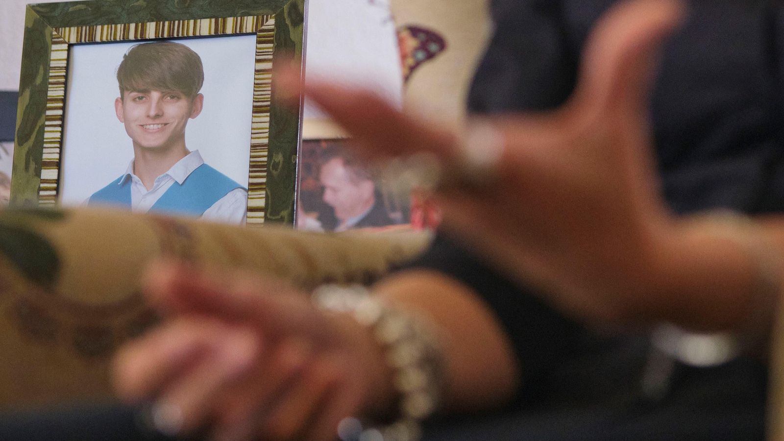 Detalle de las manos de María del Carmen y la foto de Jesús.