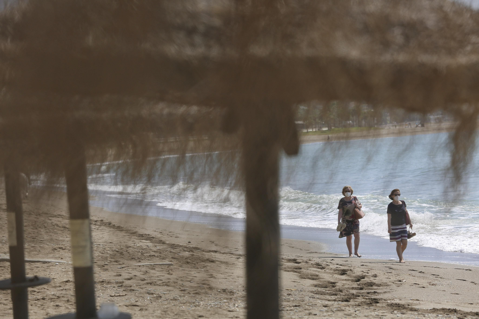 Fotos de la playa de la Malagueta, en Málaga, vacía pese al calor