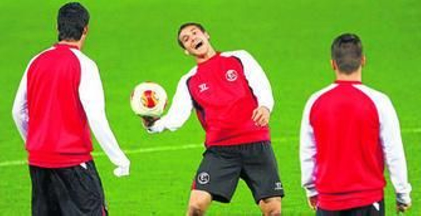 Cristóforo bromea con el balón en la mano en una imagen de archivo junto a Perotti y Gameiro en la previa de un partido europeo.
