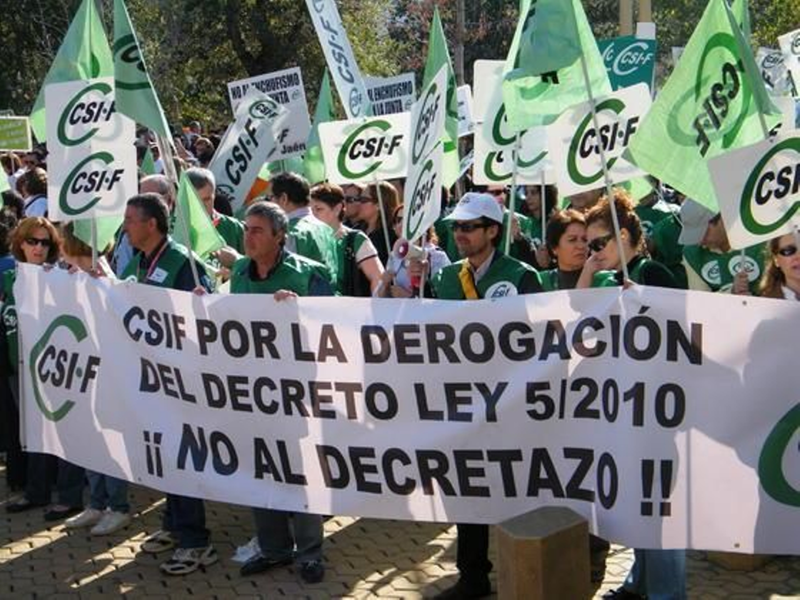 Miles de funcionarios se manifestaron desde la Alameda de Hércules hasta el Parlamento andaluz contra el decreto de la Junta bajo el lema 'Defiendo mi derecho y la gestión pública'.