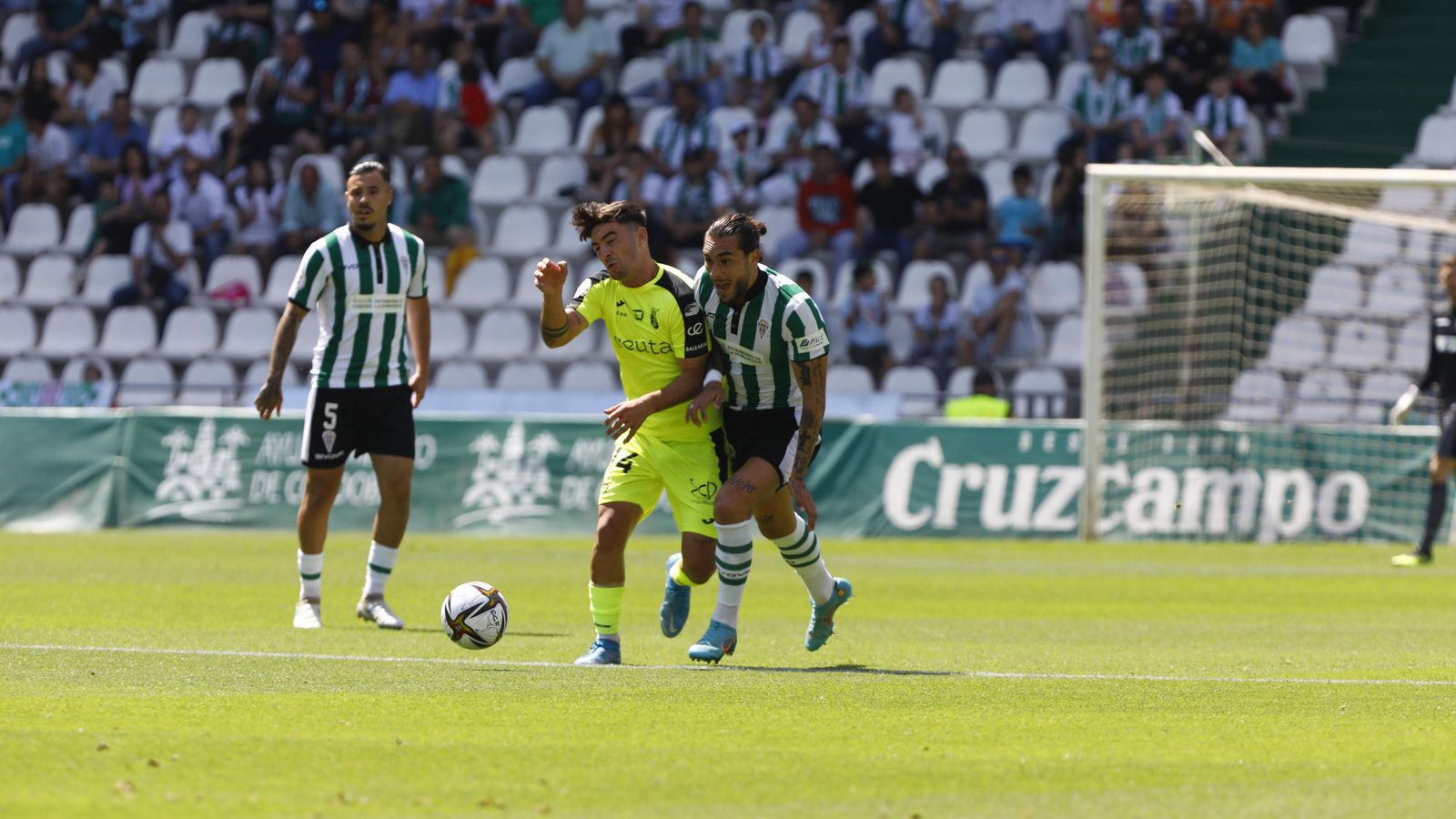 Gudelj pelea un balón con Misffut ante la presencia de Viedma. Gudelj pelea un balón con Misffut ante la presencia de Viedma.