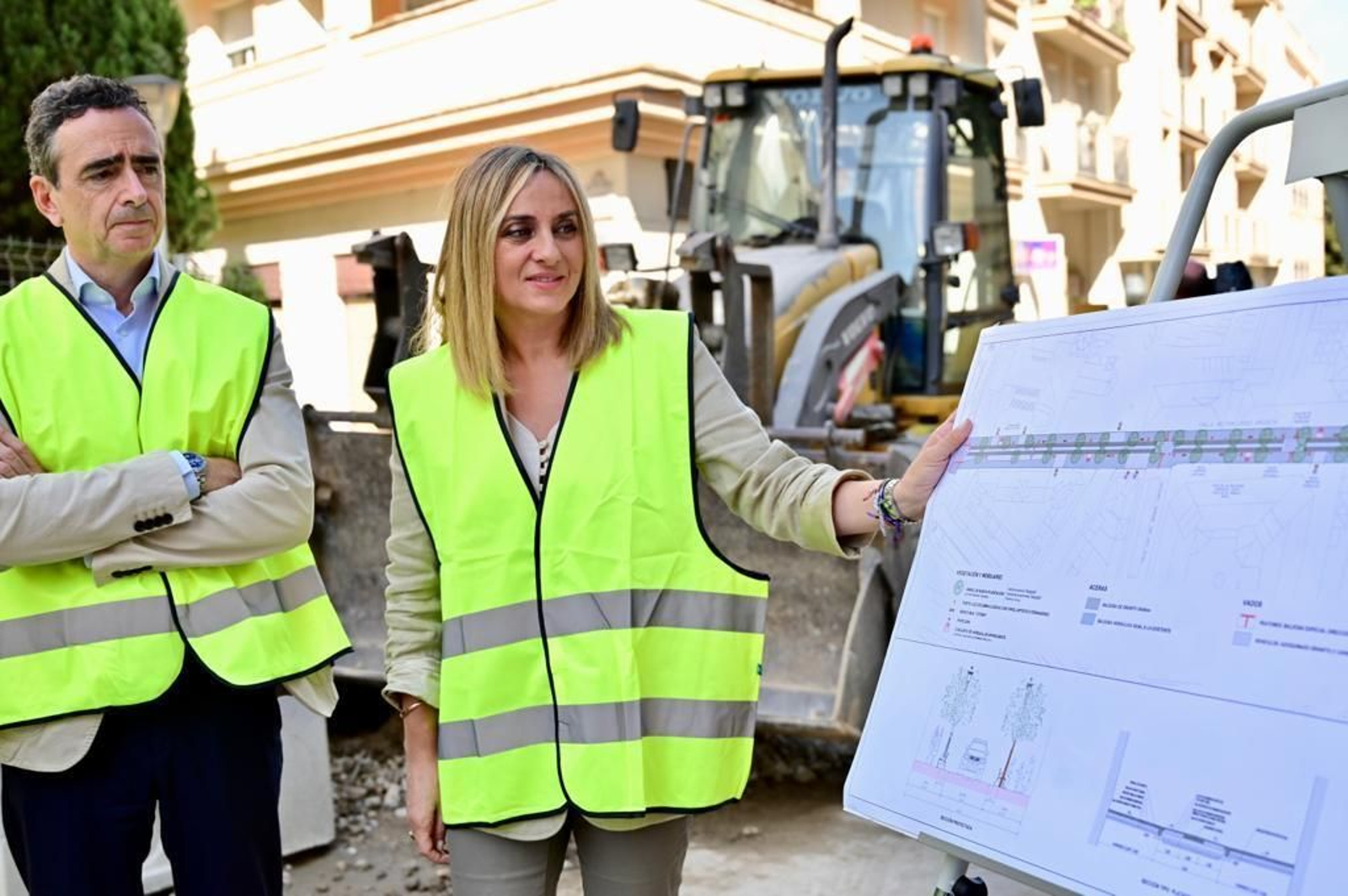 La alcaldesa de Granada, Marifrán carazo, revisa el proyecto de renovación y las obras en la calle Rector López Argüeta