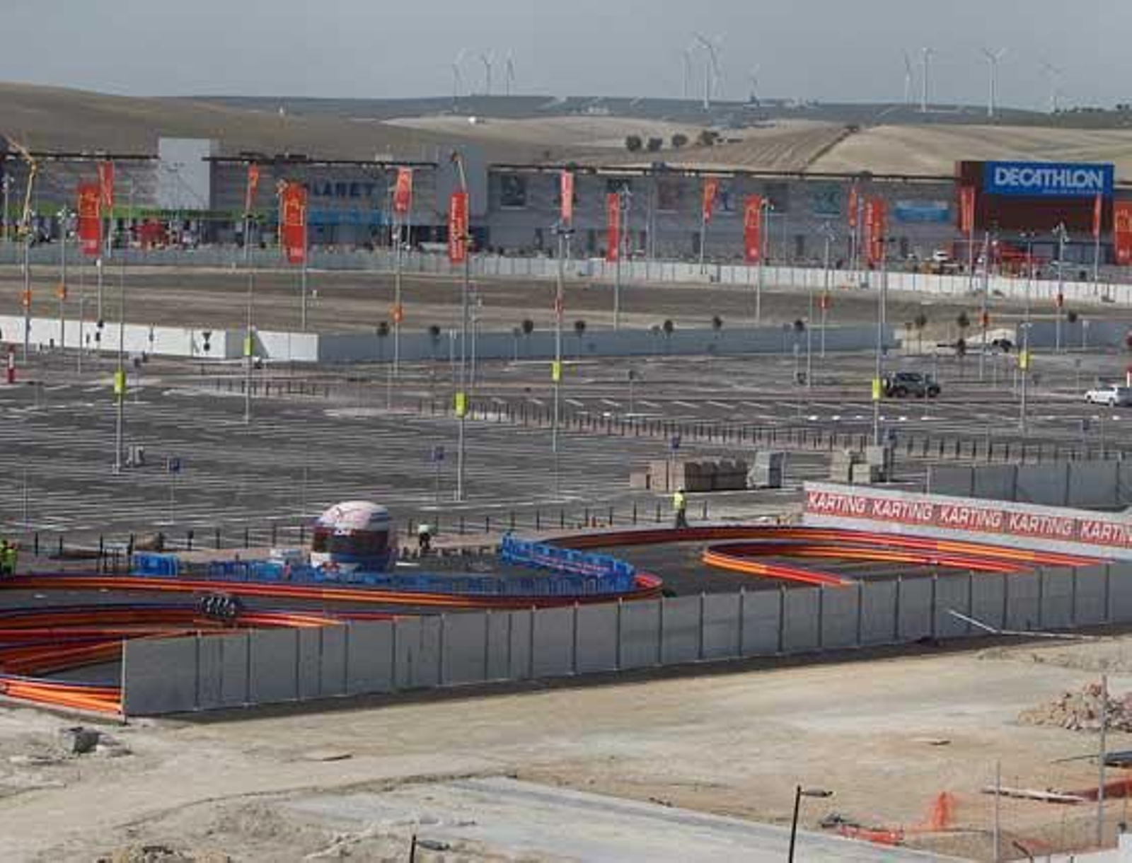Luz Shopping, el mayor parque comercial de Andalucía, abrirá sus puertas la próxima semana con 1.200 nuevos empleos directos. Las previsiones apúntan a 6 millones de visitas en su primer año.

Foto: Juan Carlos Toro