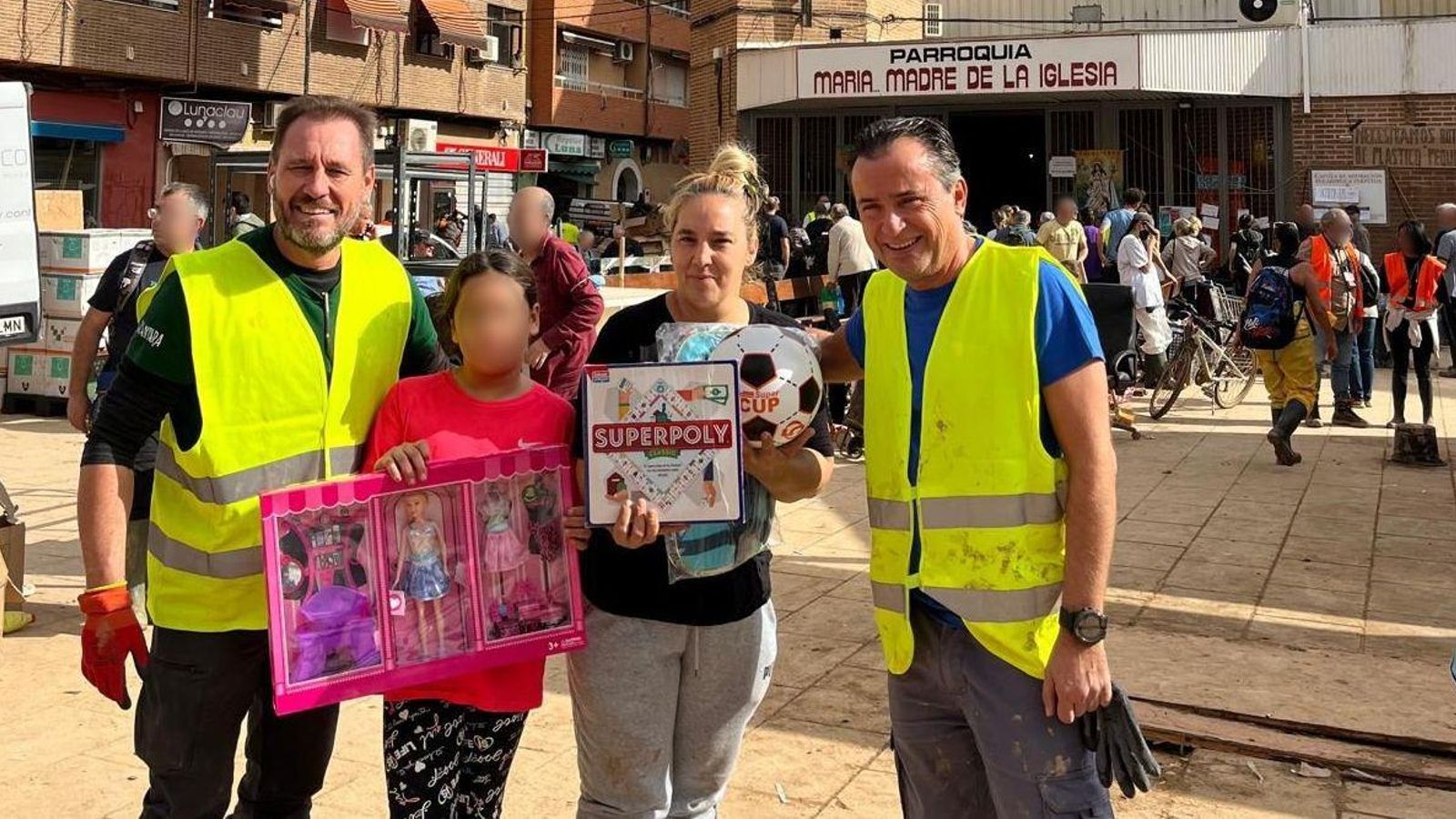 Voluntarios llevando juguetes a Valencia