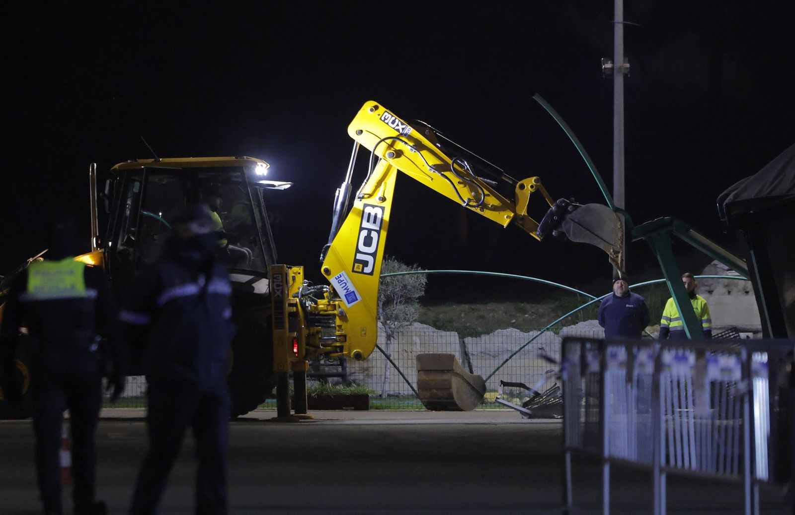 El derribo de la gasolinera de Alcosa, todas las fotos
