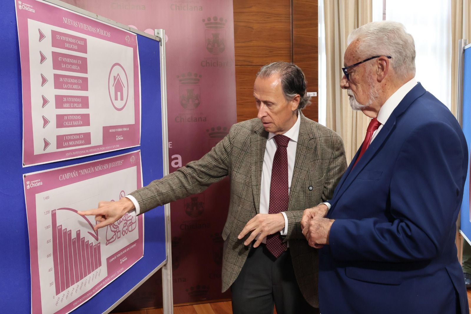 El alcalde y el Defensor del Pueblo, durante su visita al Ayuntamiento.