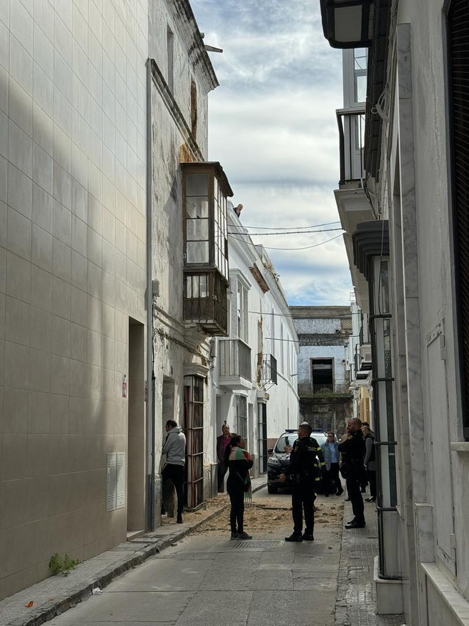 Se desprende la cornisa en un casa 'okupa' de la calle Santa Ana