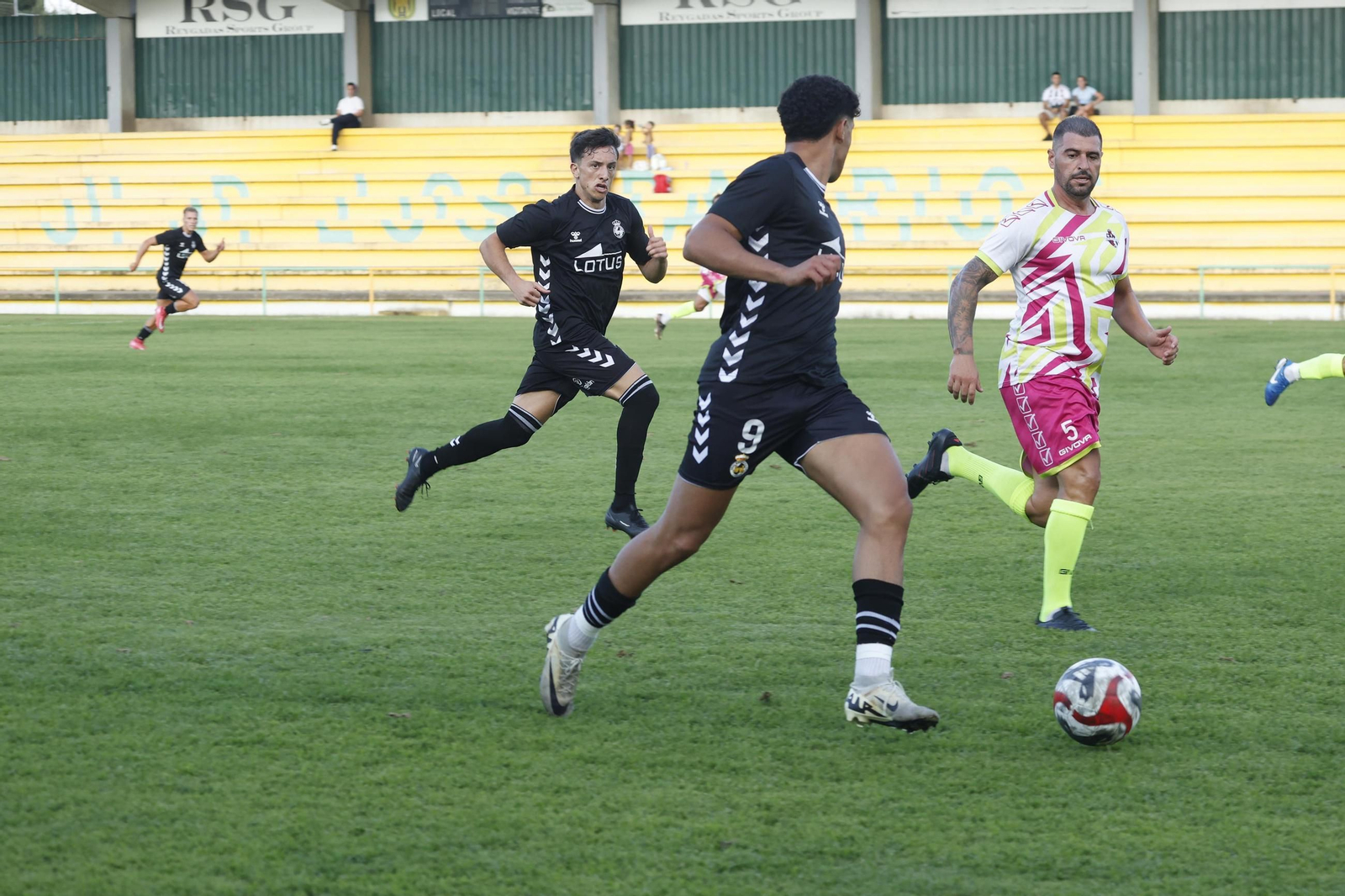 "Las fotos del partido de entrenamiento de la Balona con el Mons Calpe de Gibraltar"