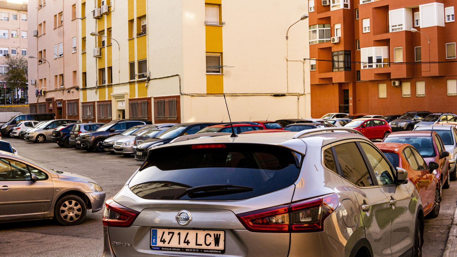 Los espacios comunes en Los Corrales, colapsados por los coches estacionados.