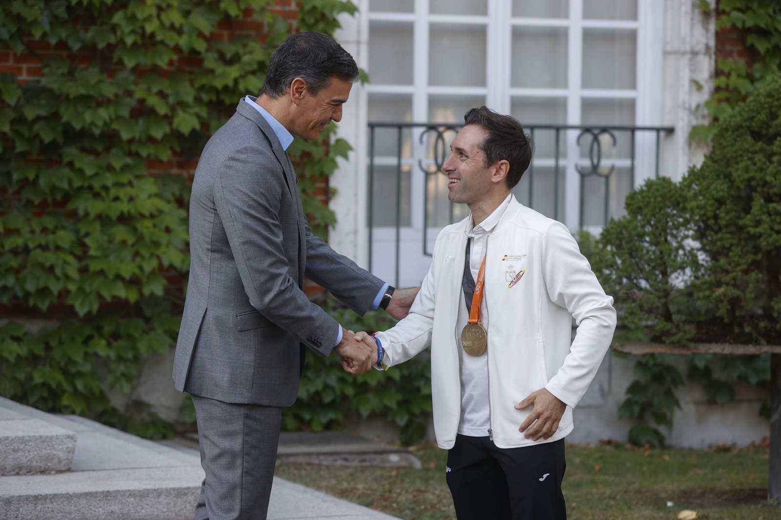 Las imágenes de María Pérez recibida por el presidente del Gobierno