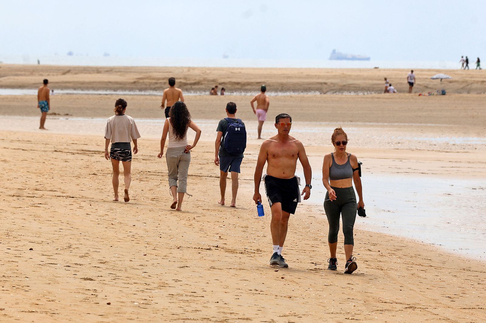 Imágenes del ambiente en la playa de El Portil durante la mañana del 1 de mayo