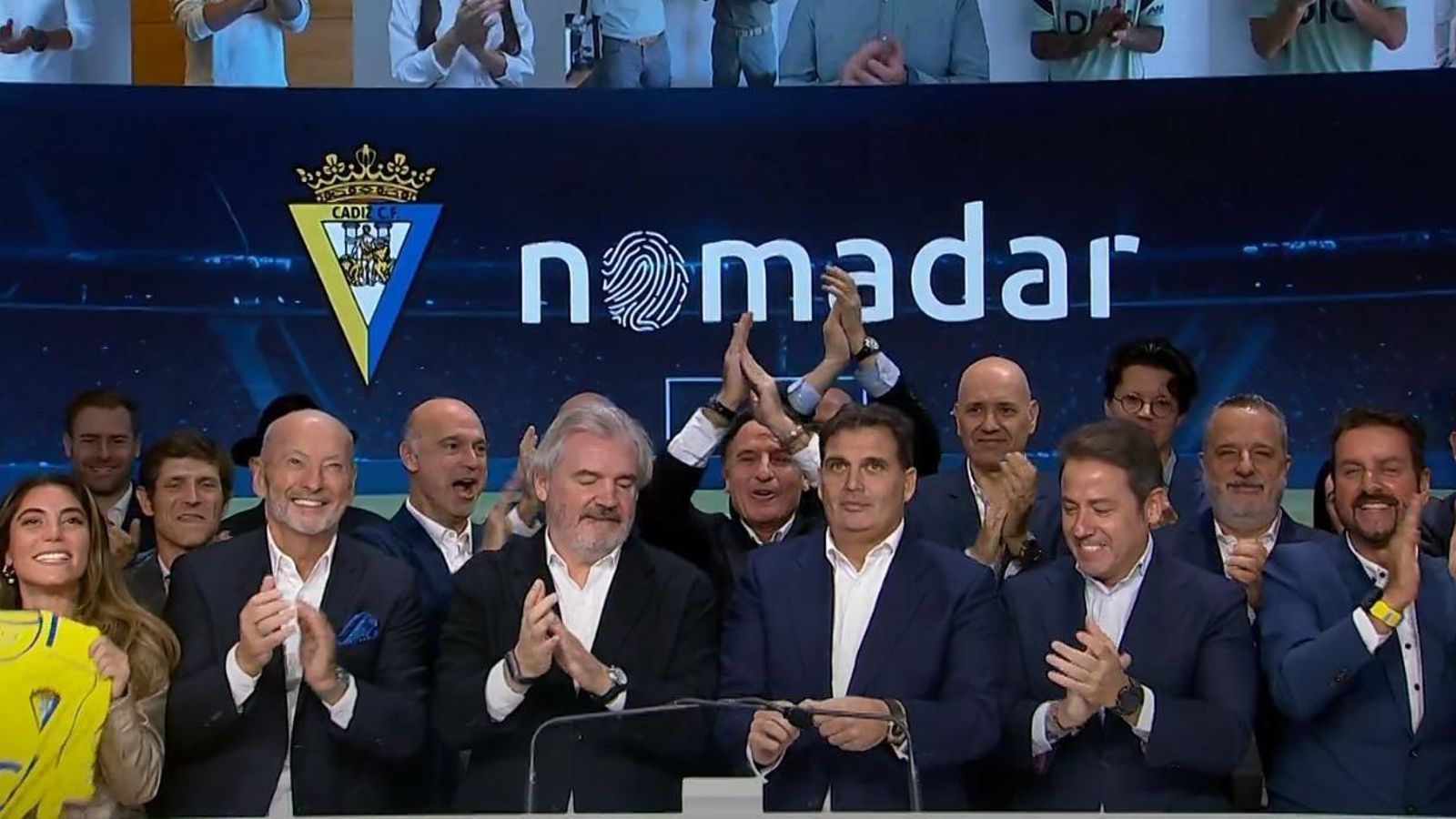 El momento en el que Vizcaíno y Contreras hacen sonar la campana del Nasdaq
