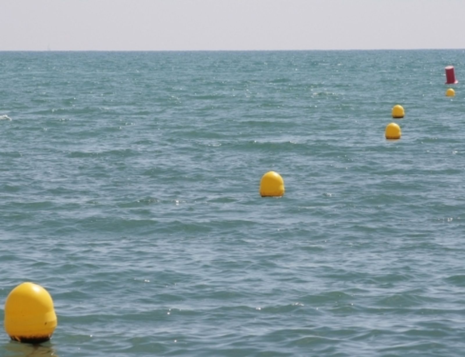 La Diputación de Granada aprueba una subvención de 60.000 euros para cofinanciar el balizamiento de las playas de la Costa Tropical