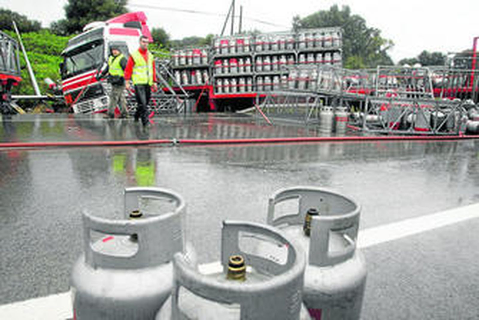 Fallecen dos jóvenes y otros dos resultan heridos graves en una colisión en la A-7