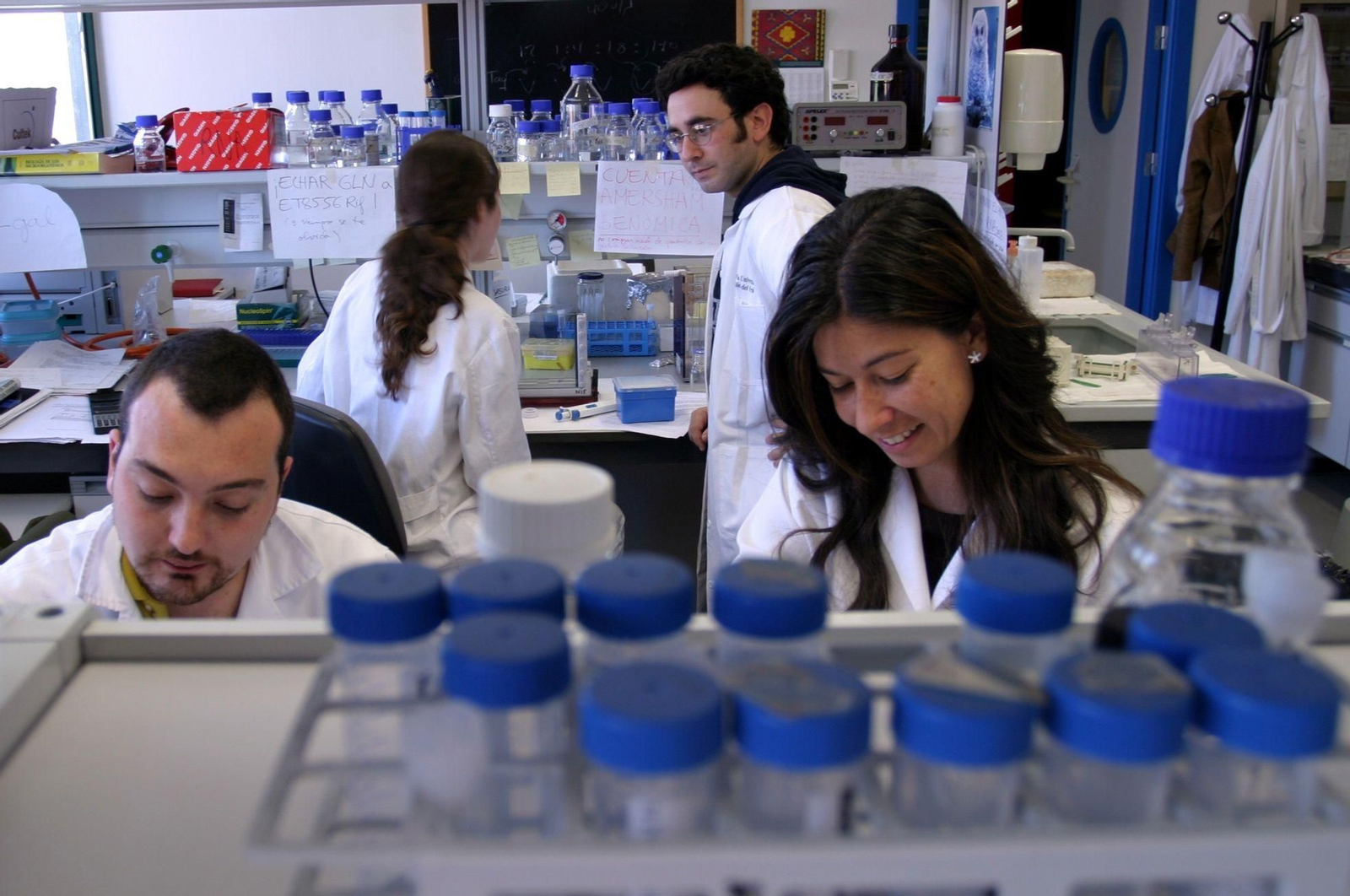 Investigadores en el laboratorio de la UPO.