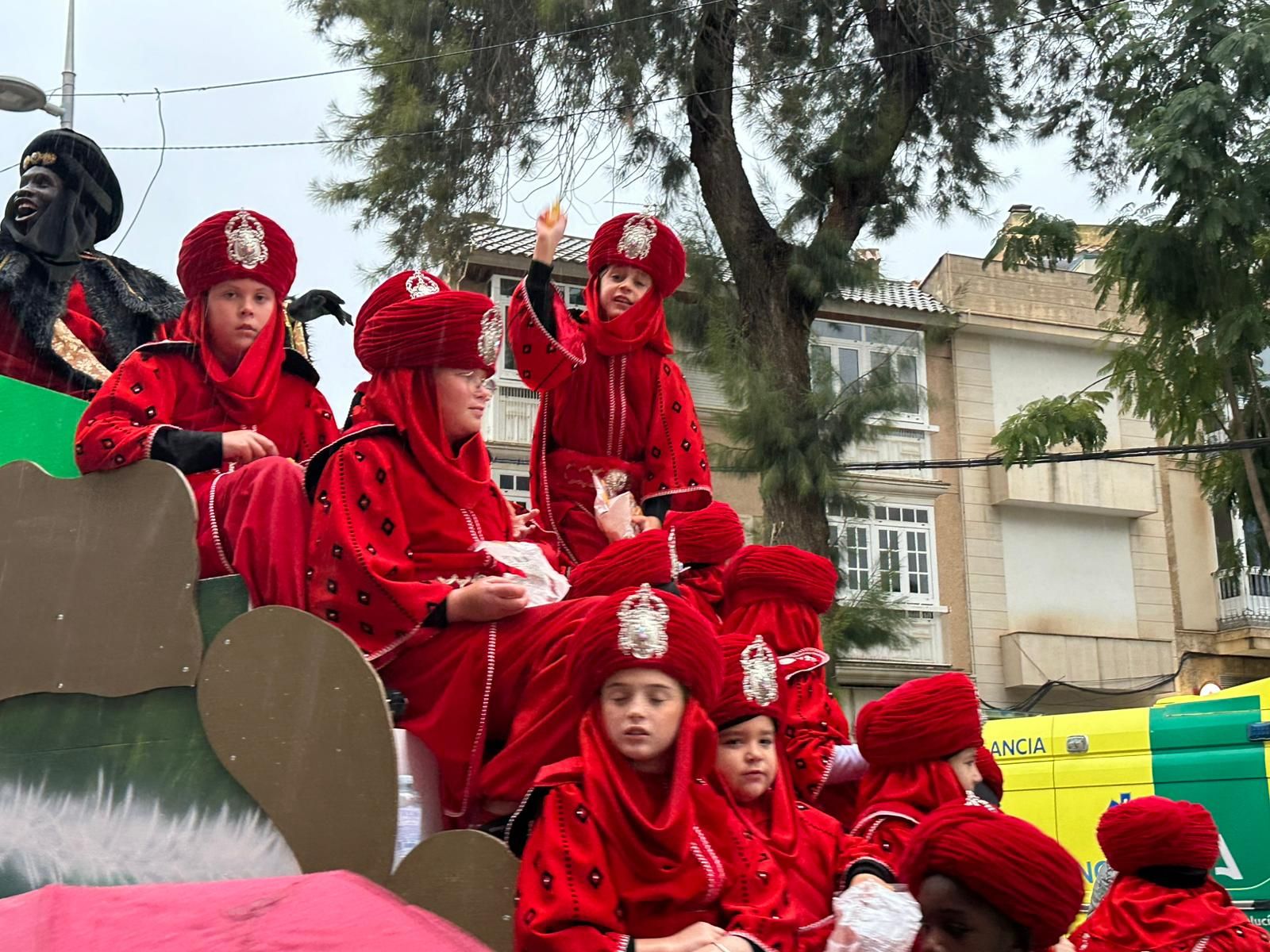 De la Residencia de Mayores a las calles: imágenes del paso de los Reyes Magos por Huércal-Overa