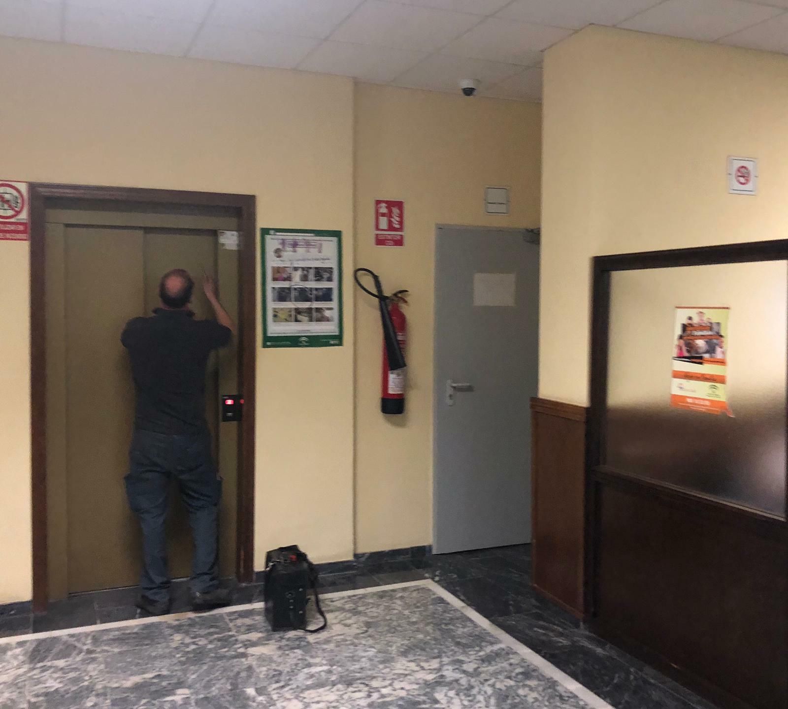 Un técnico trabaja este viernes en la reparación del ascensor.