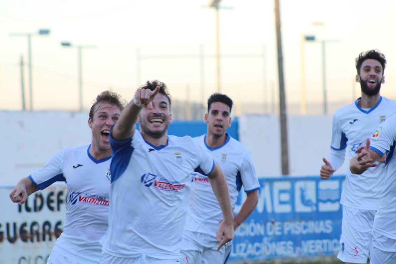 Giráldez celebra el 1-0, que consiguió de perfecta chilena.