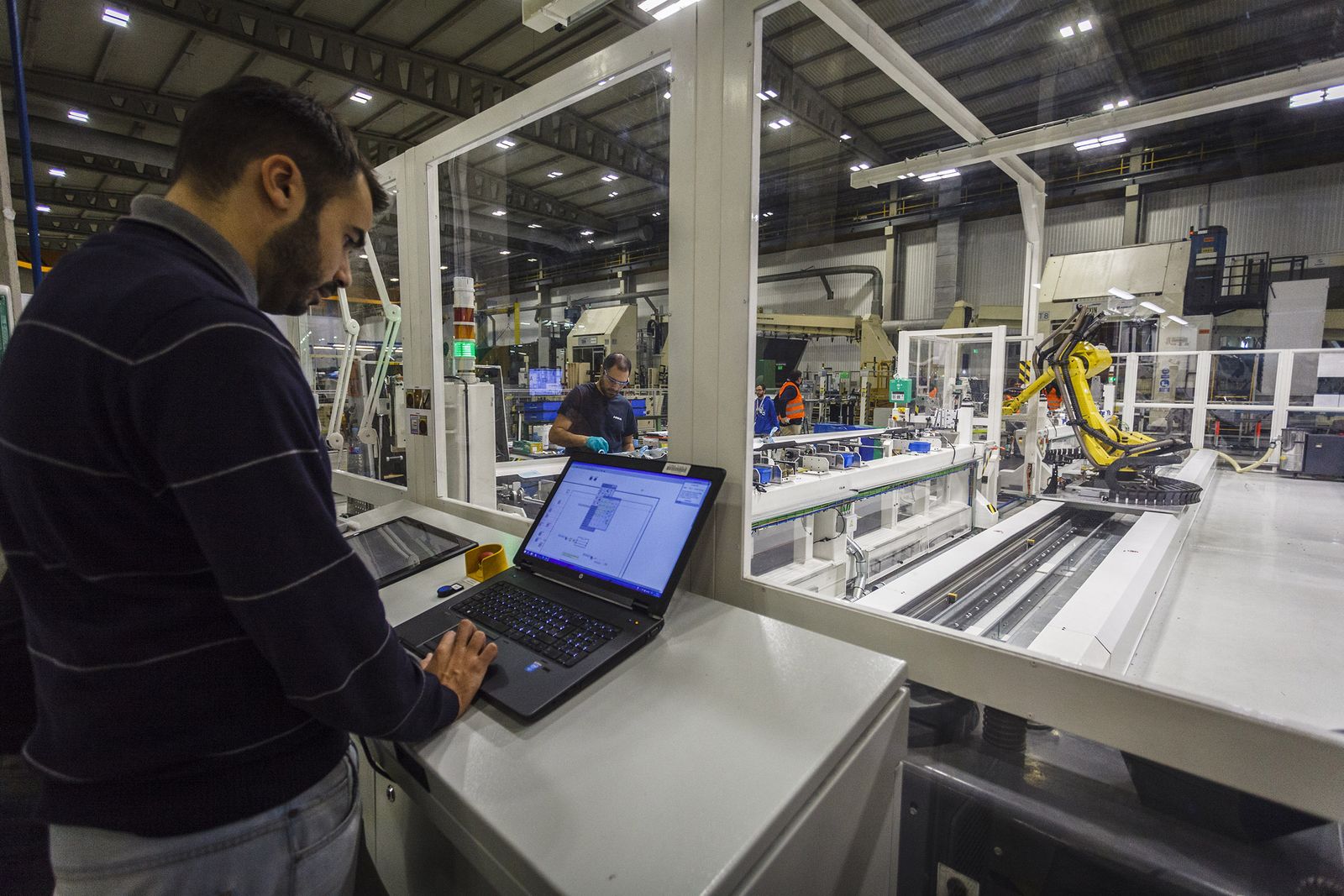 Un empleado en una línea de montaje de la industria aeroespacial