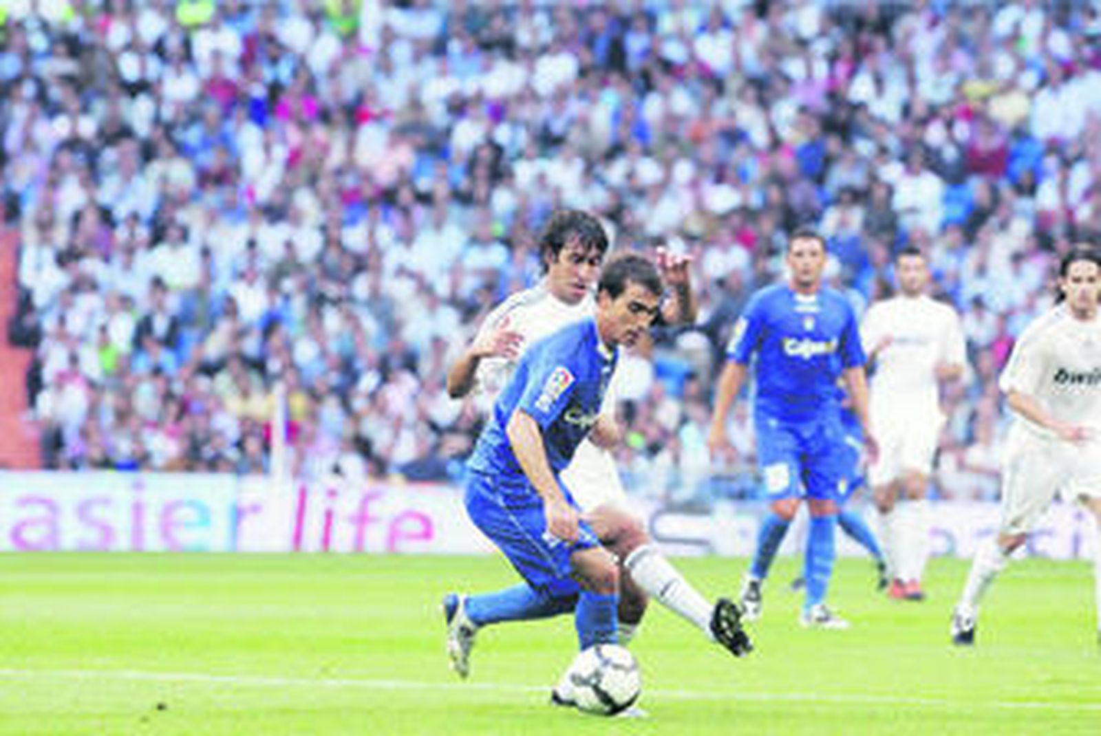 Francis es presionado por Raúl en un lance del último encuentro.