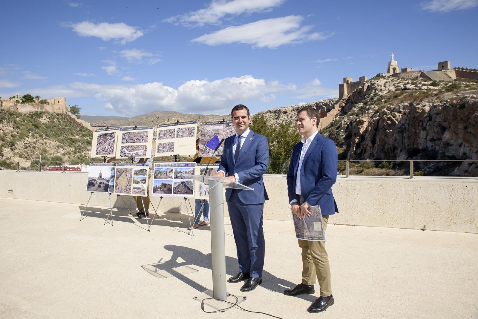 El alcalde de Almería, Ramón Fernández-Pacheco, y el concejal de Desarrollo Urbano y Vivienda, Miguel Ángel Castellón, presentaron el plan desde la azotea del Ayuntamiento.