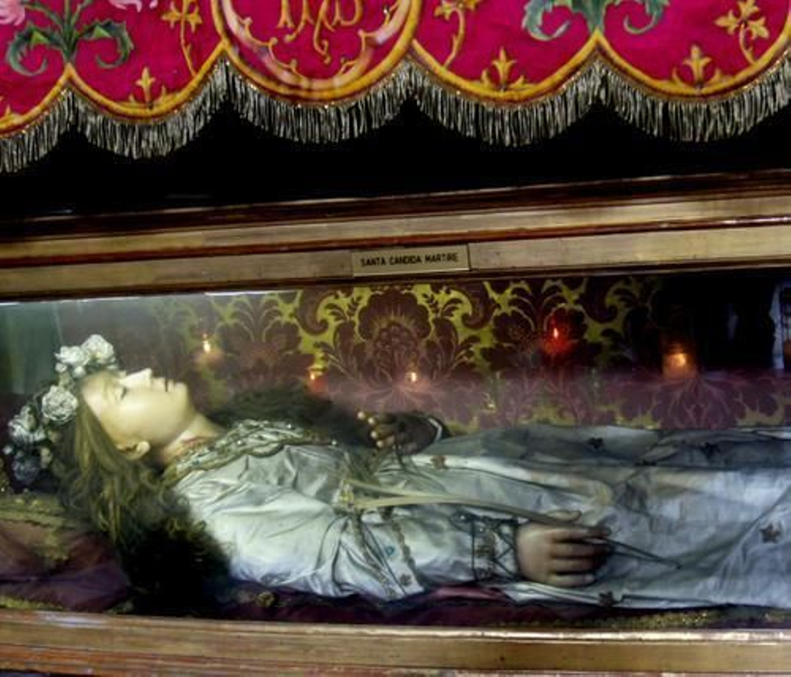 Santa Cándida. Estatua yacente, en Milazzo (Italia)