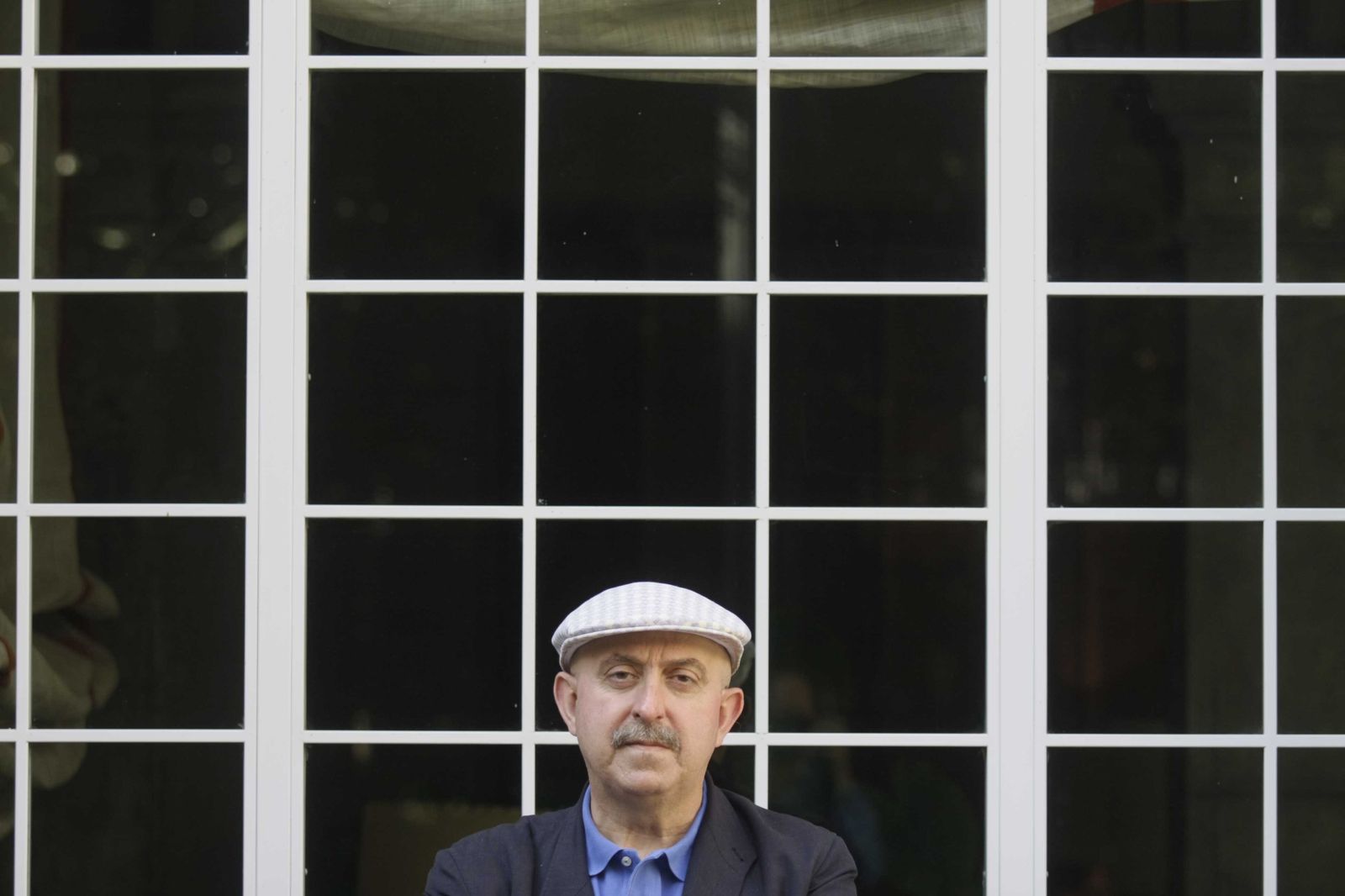 Los amigos de Rafael Juárez retratan al autor en ‘Espejo de perdidas lejanías’