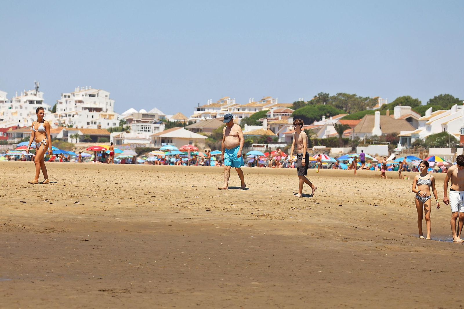 Ambiente en las playas de Huelva en la mañana de domingo