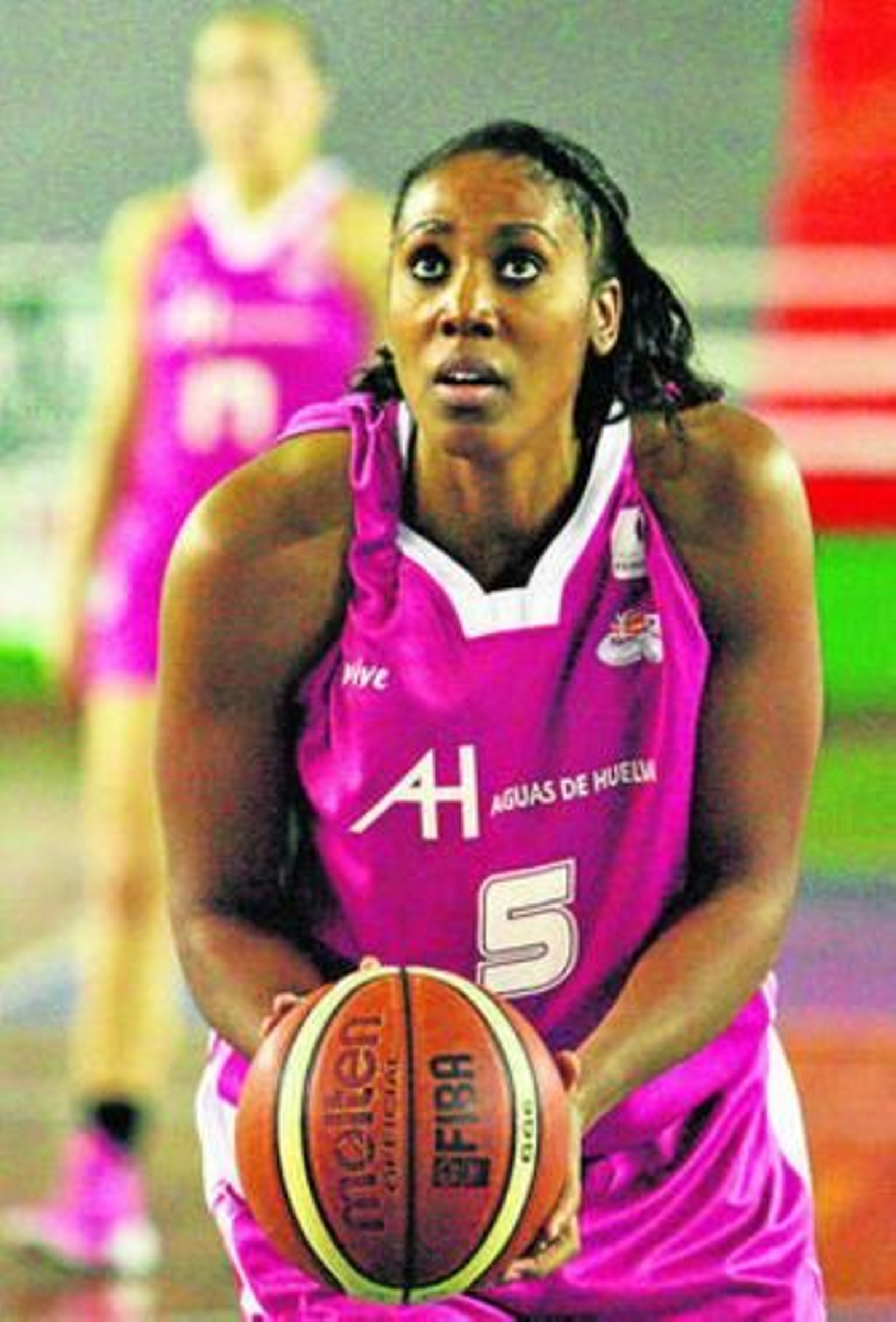 Cindy Lima se prepara para lanzar un tiro libre en un partido.