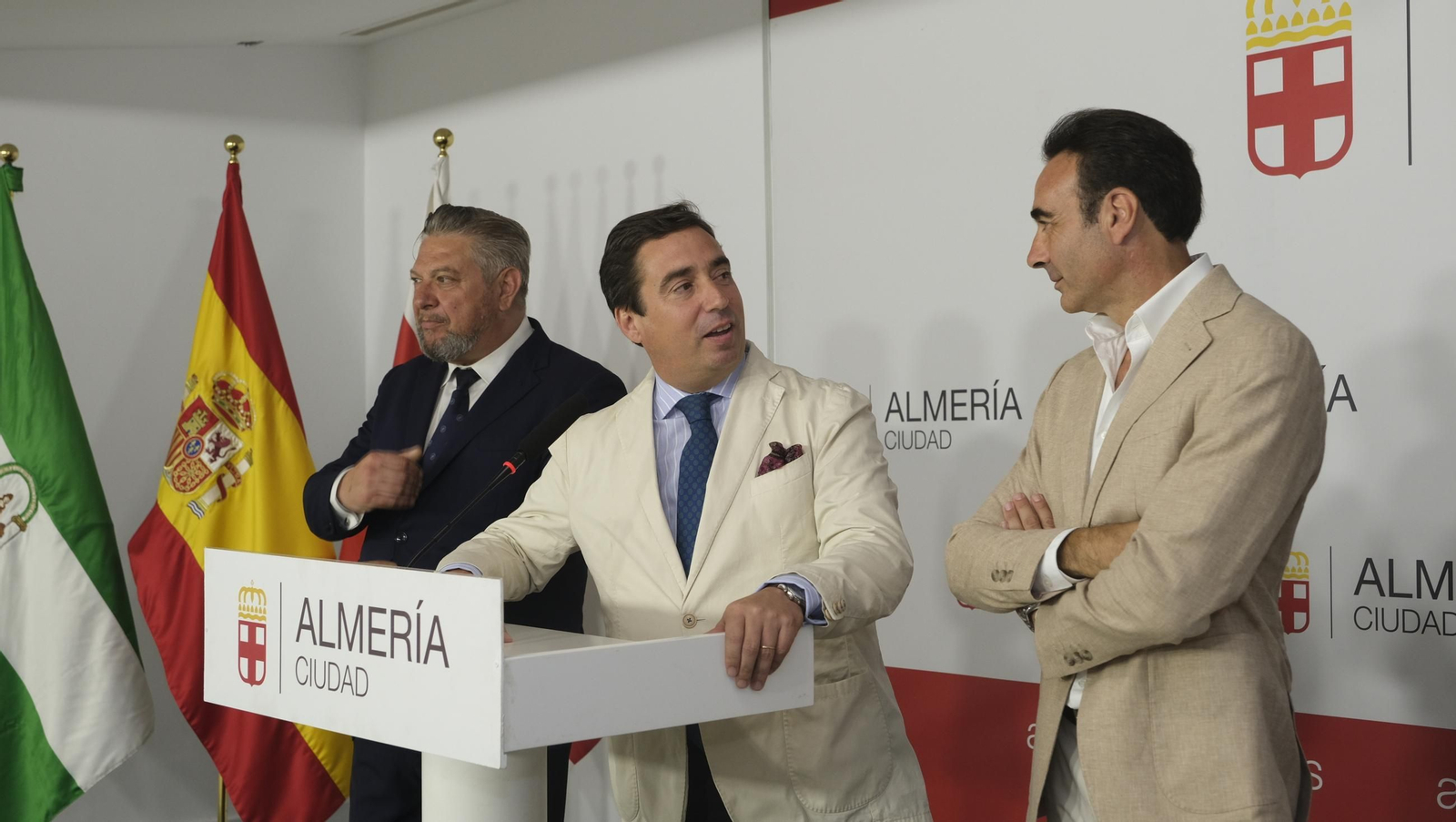Presentación de la Feria taurina de Almería con Enrique Ponce en su despedida, en imágenes