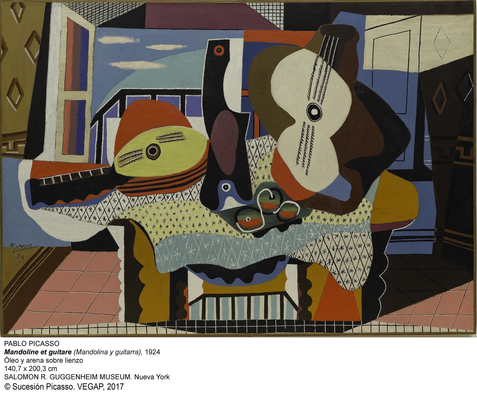 1. Visitantes ante el monumental 'Guernica' (1937). 2. 'Mandolina  y guirarra', obra de 1924 cedida  por el Guggenheim de Nueva York.  3. 'Figuras al borde del mar' (1931).