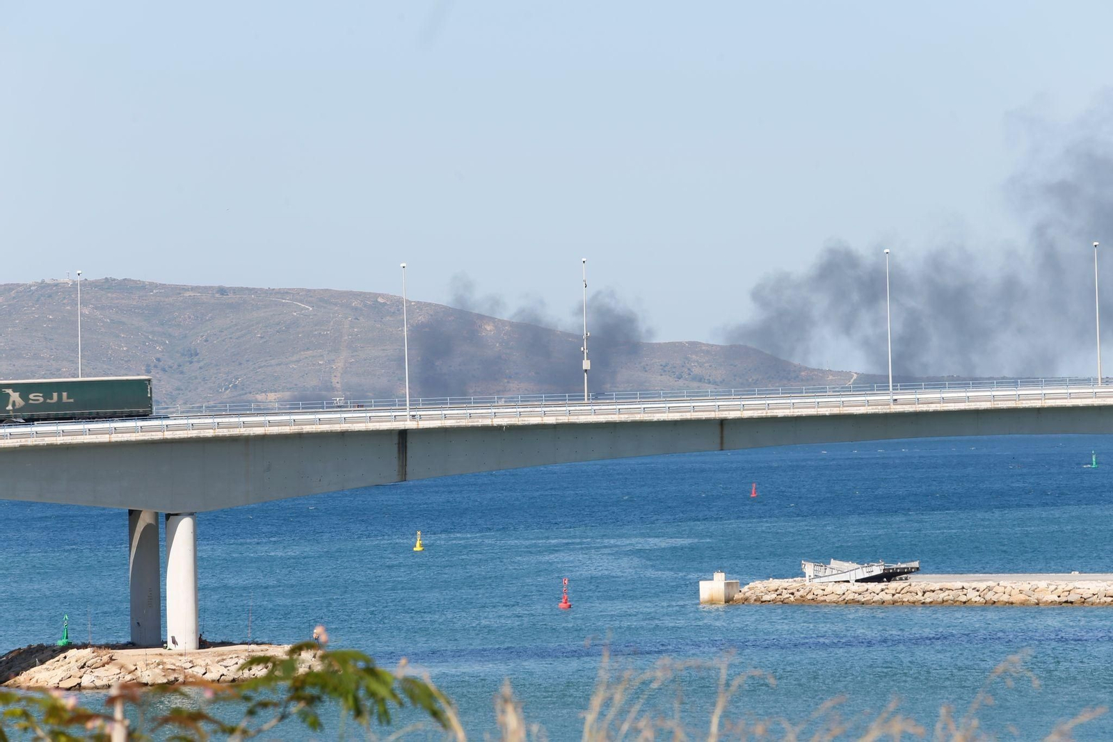 Fotografías desde la costa del incendio de un embarcación de la bahía de Algeciras