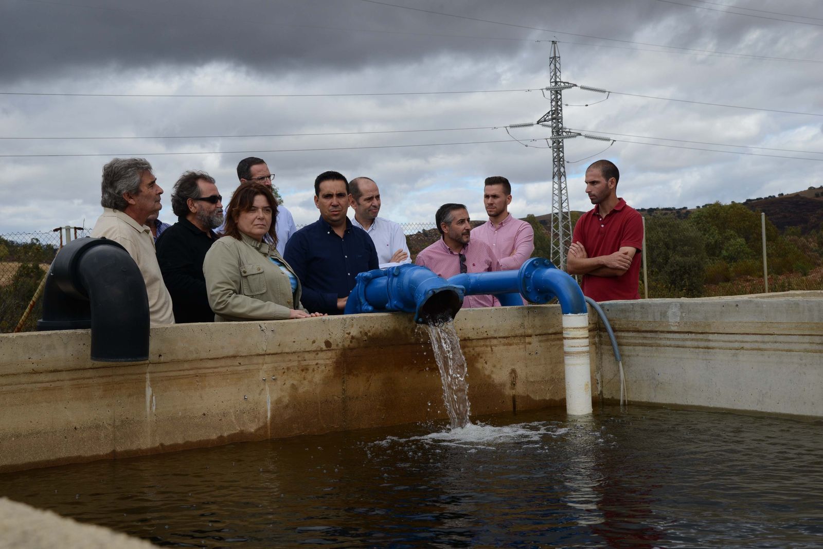 La diputada Trinidad Argota en las instalaciones hidráulicas de El Castillo de las Guardas.