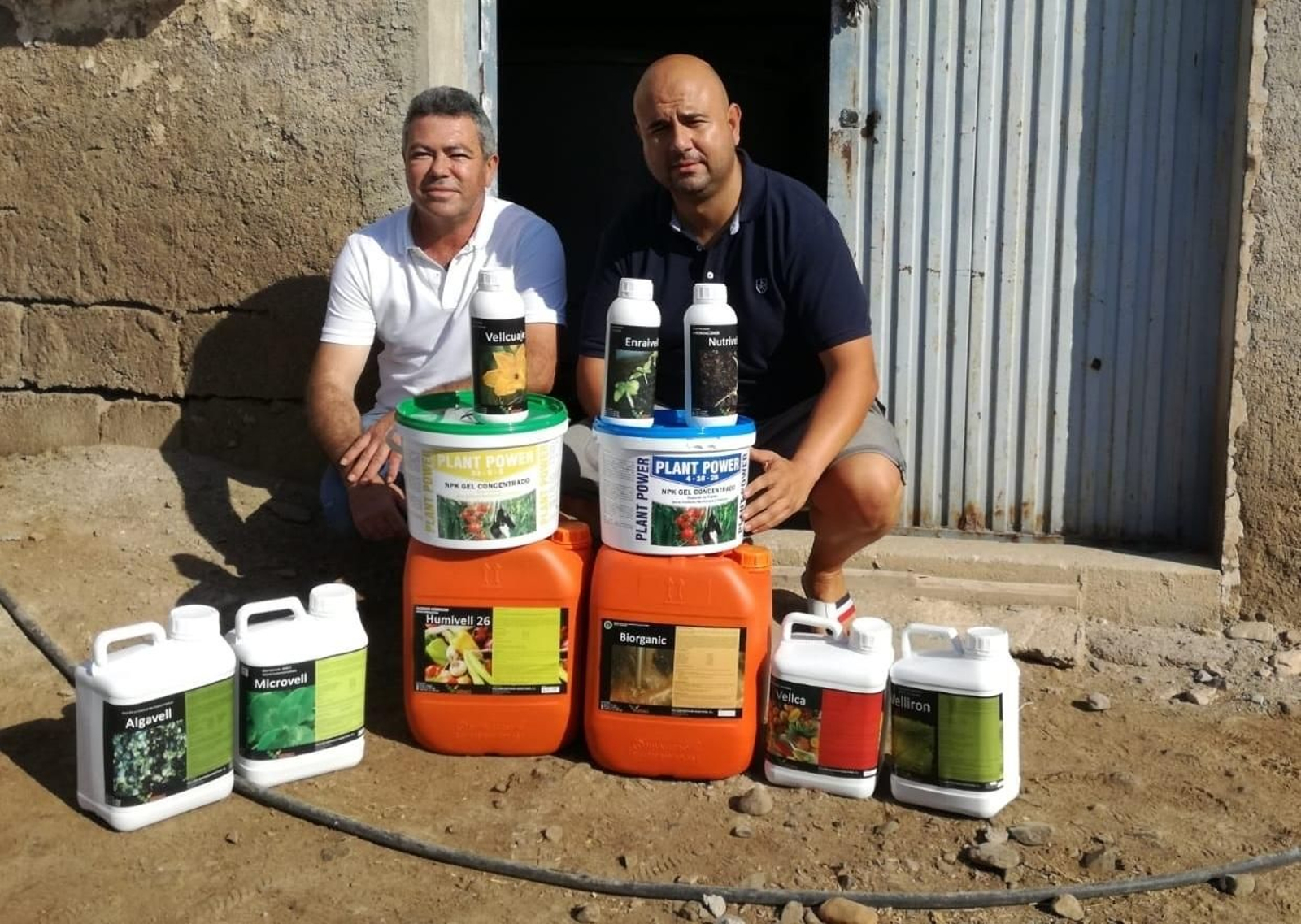 Técnico y cliente de Vellsam con un lote de productos de la compañía.