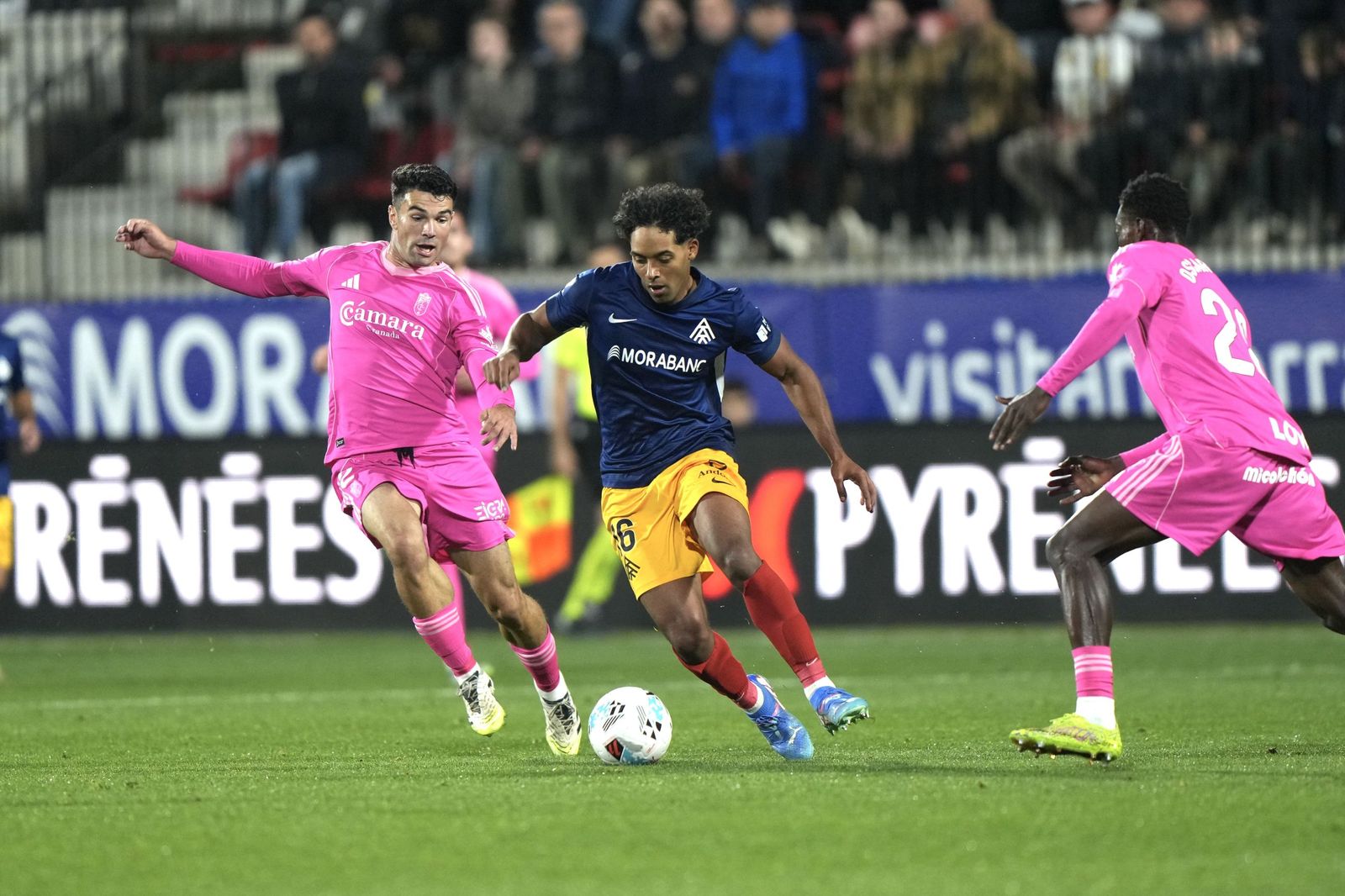Pau Casadesús persigue a un jugador del Andorra en el encuentro de la primera vuelta.