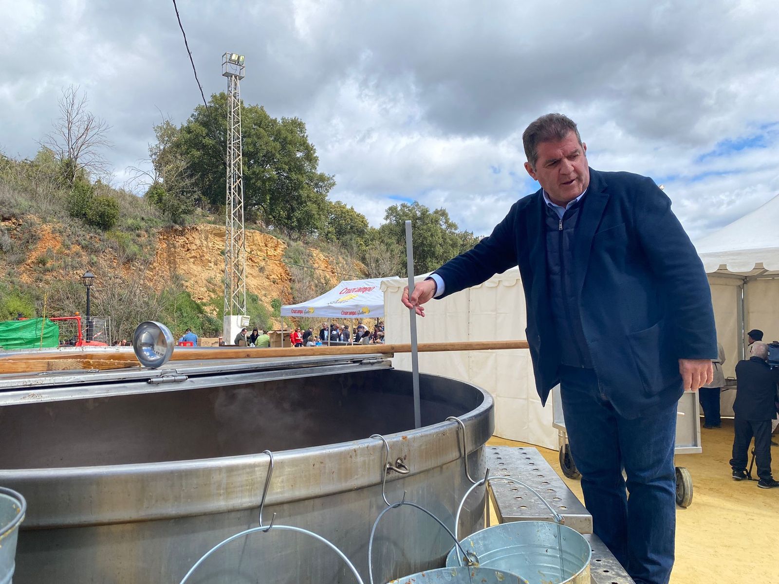 El mayor cocido del mundo cocinado en Jabugo, en imágenes.