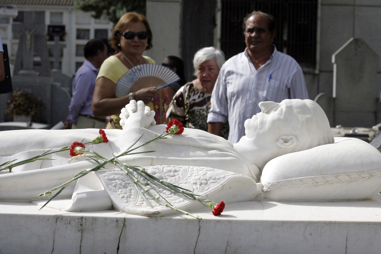 Claveles sobre el mausoleo de Manolete en la Salud.