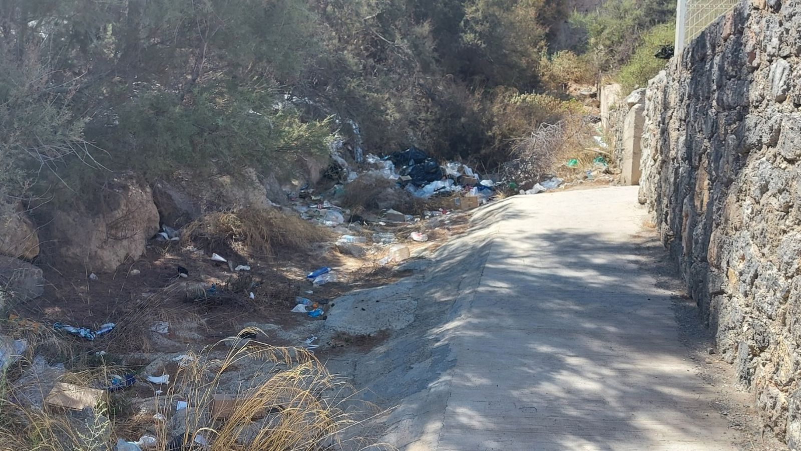 Suciedad en el camino hacia la playa.