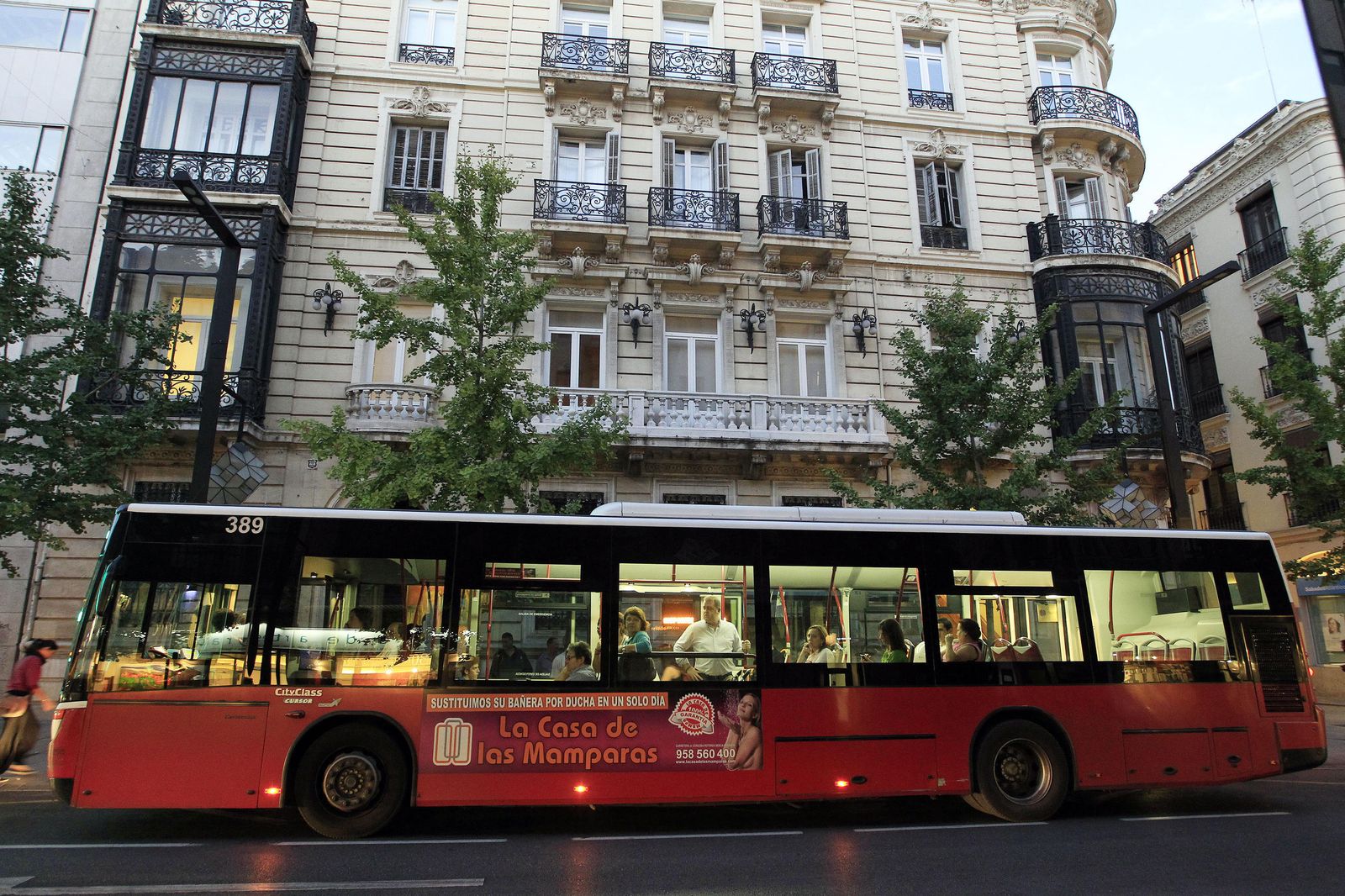 Un autobús circula por la zona de Gran Vía.