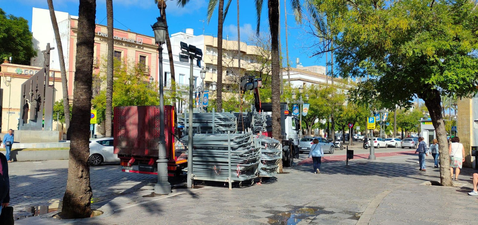 Vallas listas para colocar, este jueves junto a la Alameda Cristina de Jerez.