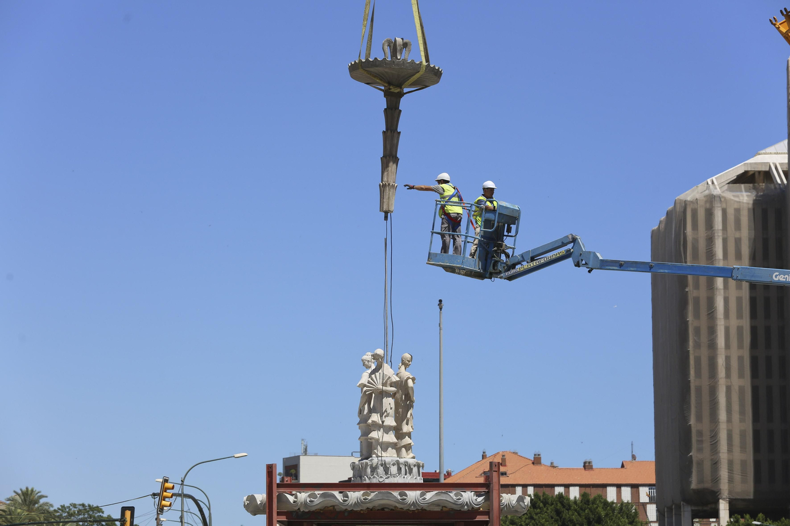 Fotos de la fuente de las Tres Gitanillas, que ya luce en la Avenida de Andalucía de Málaga