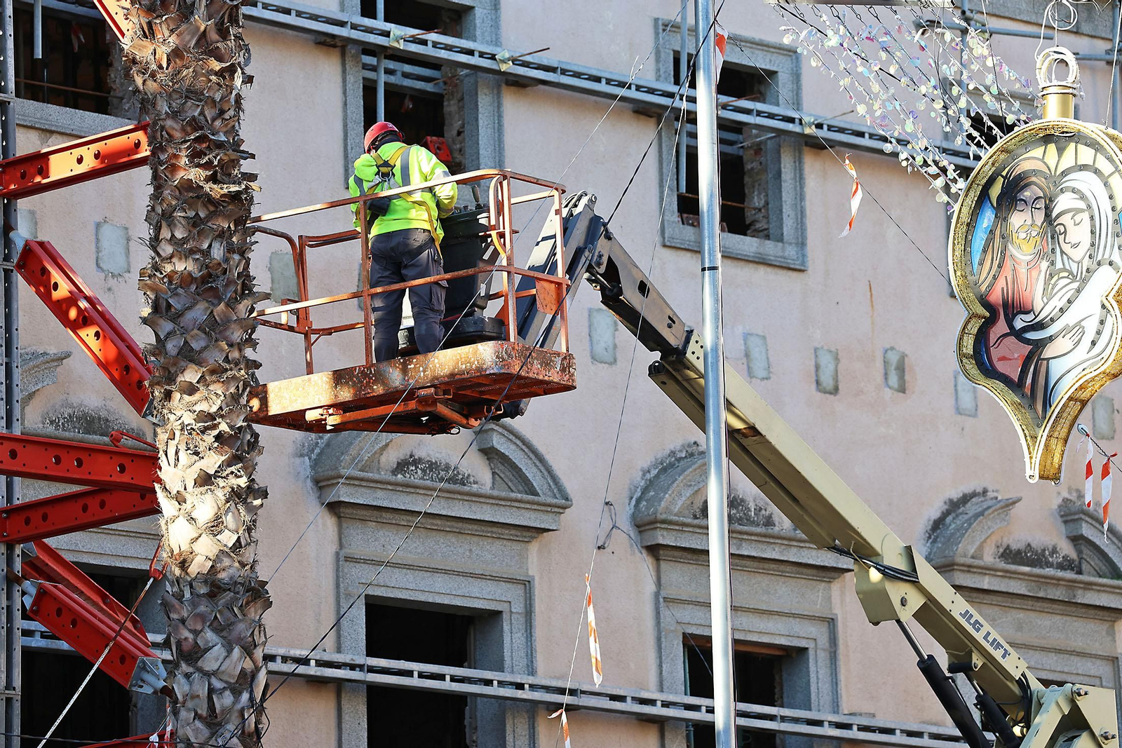 Imágenes de los trabajos para hormigonar y retirar estructuras metálicas del antiguo edificio de Hacienda