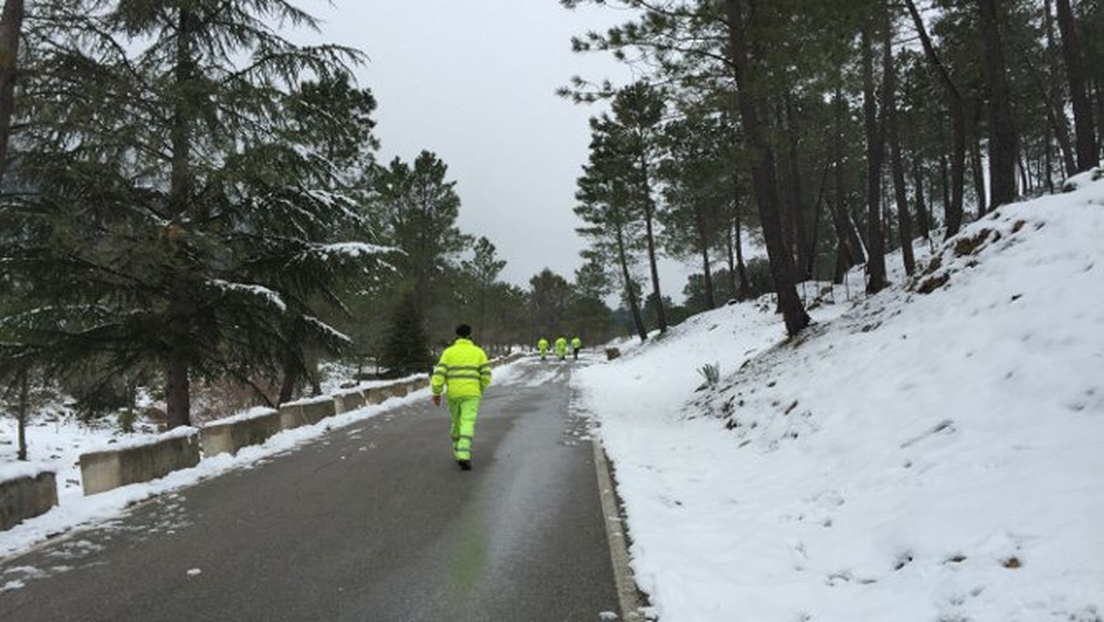 Una brigada de peones camineros de Diputación inspecciona la carretera.