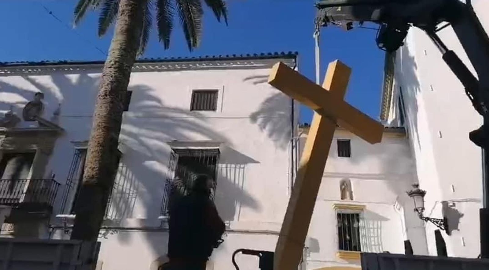 Un momento de la retirada de la cruz.